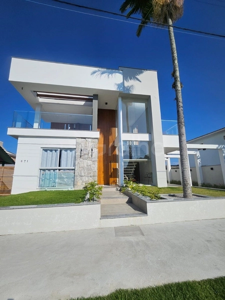 Casa a venda na Praia da Daniela com 5 dormitórios e 3 suítes: 1ª foto da galeria de imagens do imóvel