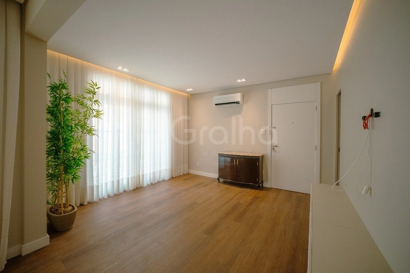 Apartamento no Centro com 2 dormitórios, sendo 1 suíte e 2 vagas: 2ª foto da galeria de imagens do imóvel
