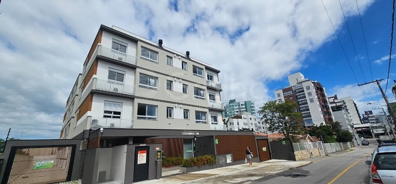 Apartamento em Coqueiros com 2 dormitórios, sendo 1 suíte e 1 vaga: 1ª foto da galeria de imagens do imóvel