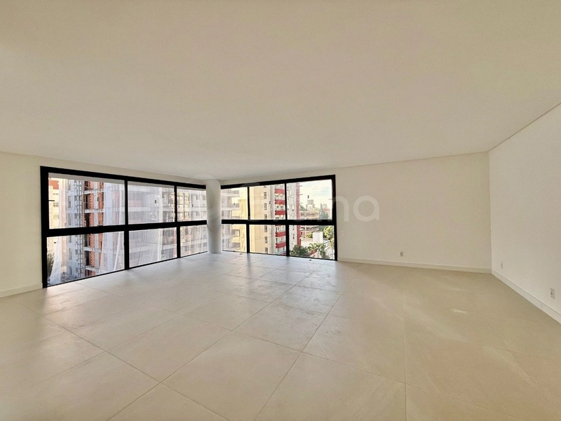 Apartamento no Centro  com 3 dormitórios, sendo 3 suítes e 3 vagas: 2ª foto da galeria de imagens do imóvel