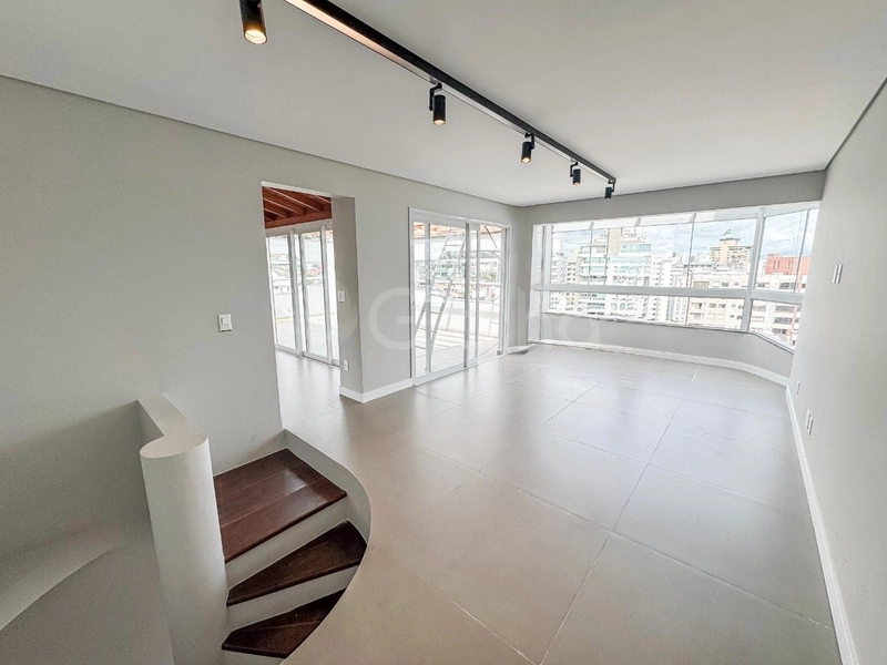 Cobertura Duplex de 238m² com 3 quartos sendo 2 suítes na Agronômica: 4ª foto da galeria de imagens do imóvel