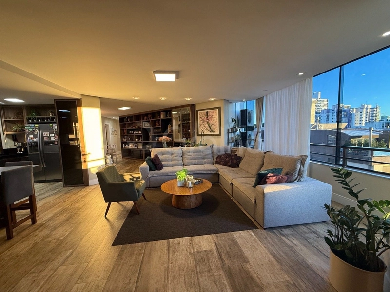 Apartamento na Agronômica Com 4 dormitórios, sendo 4 suíte e 2 vagas: 1ª foto da galeria de imagens do imóvel