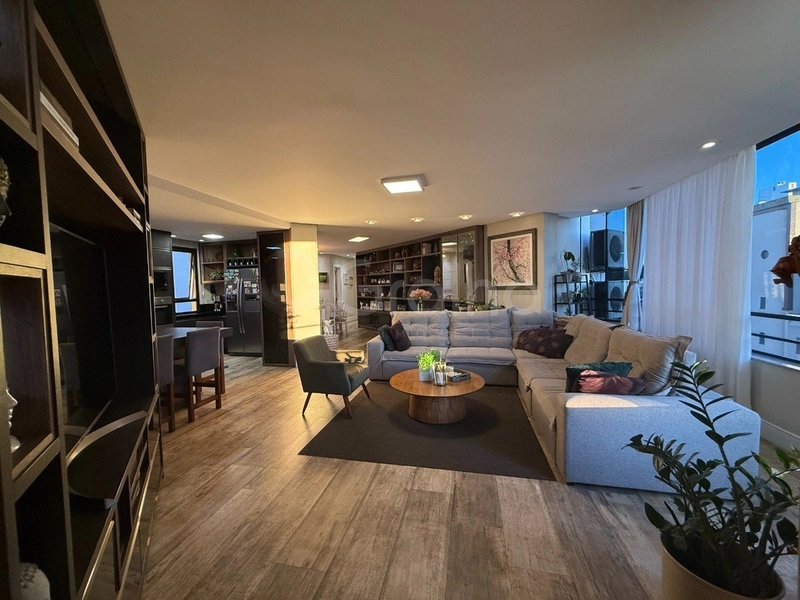 Apartamento na Agronômica Com 4 dormitórios, sendo 4 suíte e 2 vagas: 2ª foto da galeria de imagens do imóvel