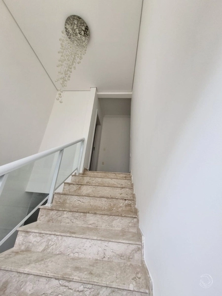Casa residencial em Sambaqui com 5 dormitórios, sendo 3 suítes e 4 vg: 19ª foto da galeria de imagens do imóvel