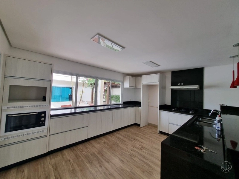 Casa residencial em Sambaqui com 5 dormitórios, sendo 3 suítes e 4 vg: 14ª foto da galeria de imagens do imóvel