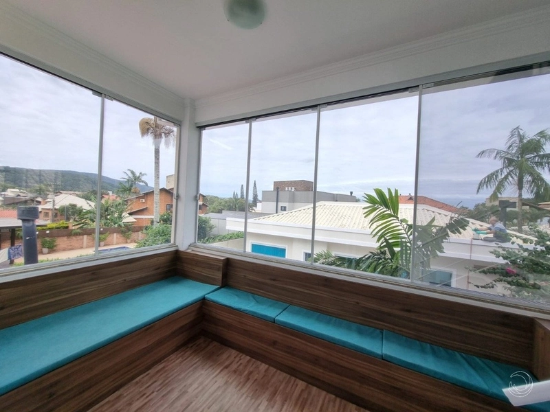 Casa residencial em Sambaqui com 5 dormitórios, sendo 3 suítes e 4 vg: 22ª foto da galeria de imagens do imóvel