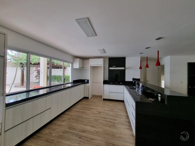 Casa residencial em Sambaqui com 5 dormitórios, sendo 3 suítes e 4 vg: 13ª foto da galeria de imagens do imóvel