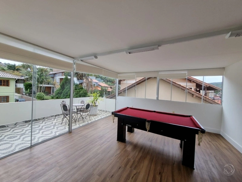 Casa residencial em Sambaqui com 5 dormitórios, sendo 3 suítes e 4 vg: 32ª foto da galeria de imagens do imóvel