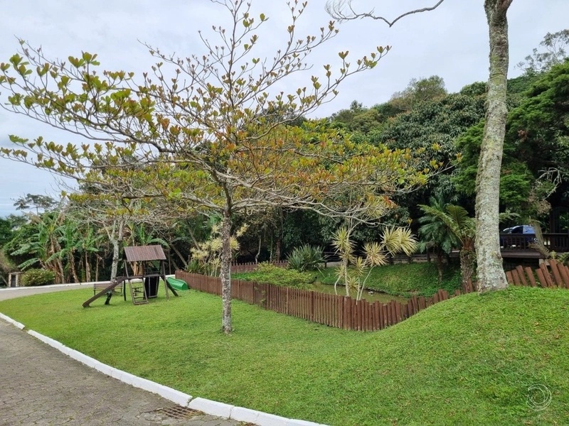Casa residencial em Sambaqui com 5 dormitórios, sendo 3 suítes e 4 vg: 51ª foto da galeria de imagens do imóvel