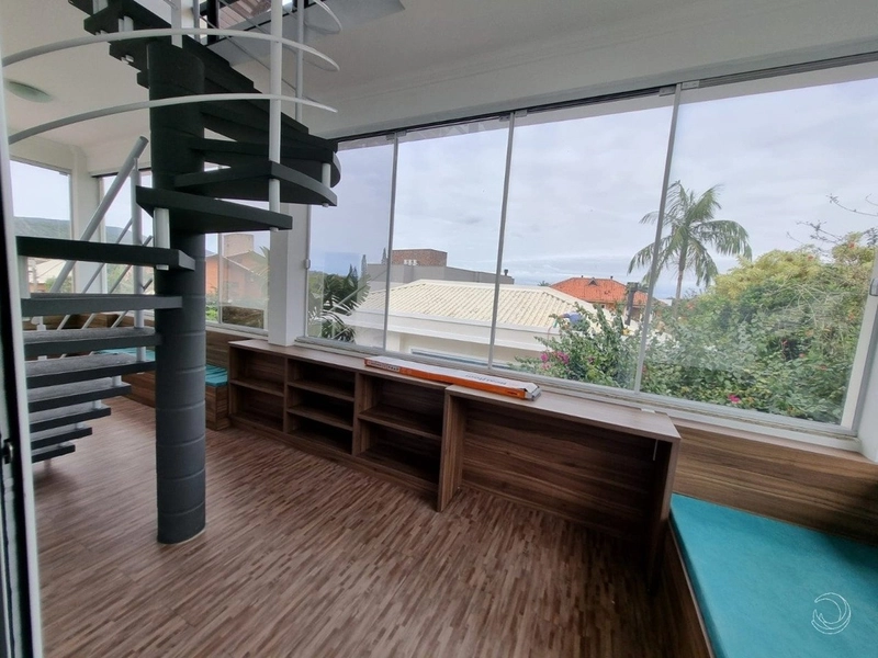 Casa residencial em Sambaqui com 5 dormitórios, sendo 3 suítes e 4 vg: 55ª foto da galeria de imagens do imóvel
