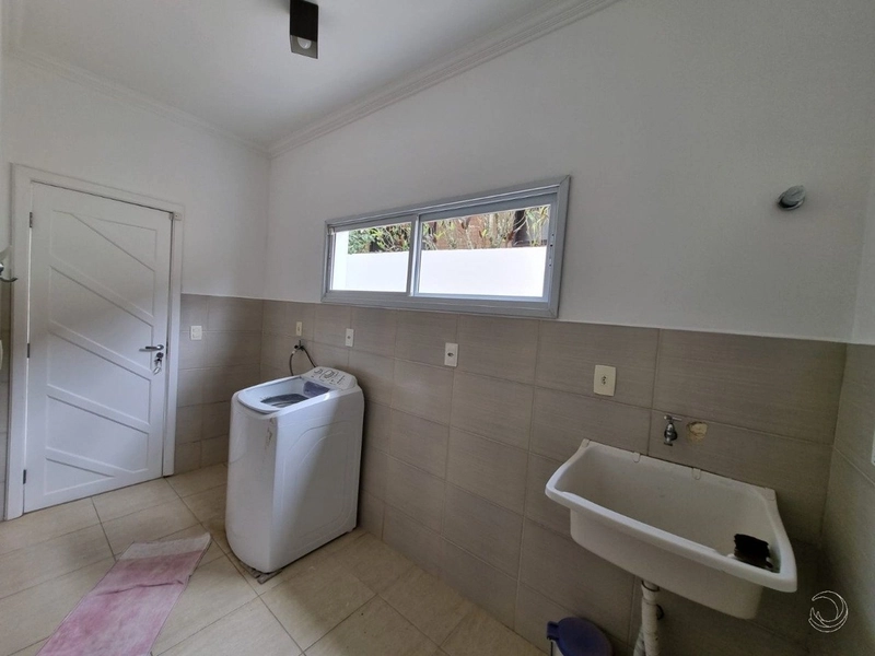 Casa residencial em Sambaqui com 5 dormitórios, sendo 3 suítes e 4 vg: 43ª foto da galeria de imagens do imóvel
