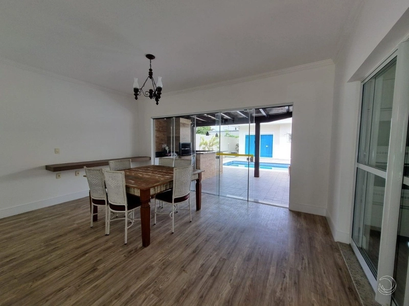 Casa residencial em Sambaqui com 5 dormitórios, sendo 3 suítes e 4 vg: 10ª foto da galeria de imagens do imóvel