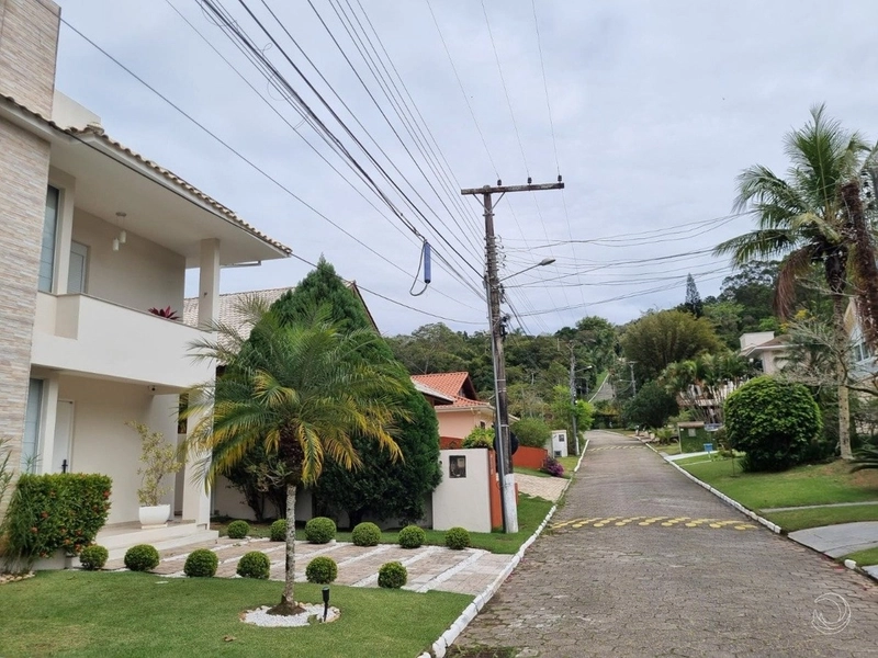 Casa residencial em Sambaqui com 5 dormitórios, sendo 3 suítes e 4 vg: 49ª foto da galeria de imagens do imóvel