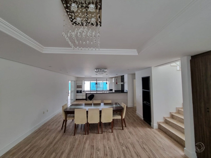Casa residencial em Sambaqui com 5 dormitórios, sendo 3 suítes e 4 vg: 9ª foto da galeria de imagens do imóvel
