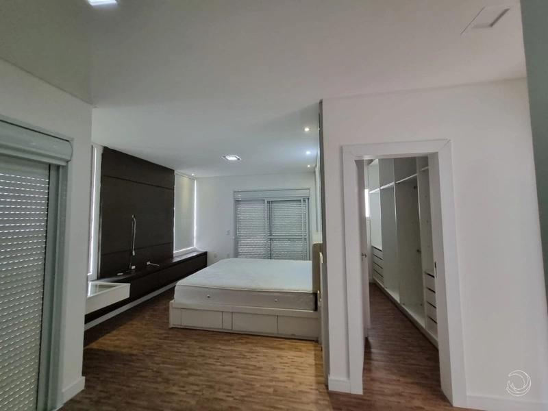 Casa residencial em Sambaqui com 5 dormitórios, sendo 3 suítes e 4 vg: 27ª foto da galeria de imagens do imóvel