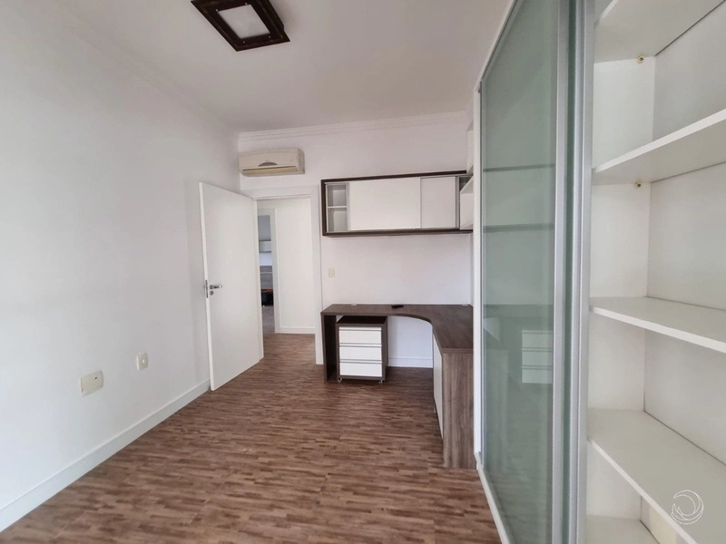 Casa residencial em Sambaqui com 5 dormitórios, sendo 3 suítes e 4 vg: 36ª foto da galeria de imagens do imóvel