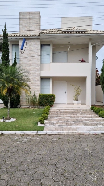 Casa residencial em Sambaqui com 5 dormitórios, sendo 3 suítes e 4 vg: 46ª foto da galeria de imagens do imóvel