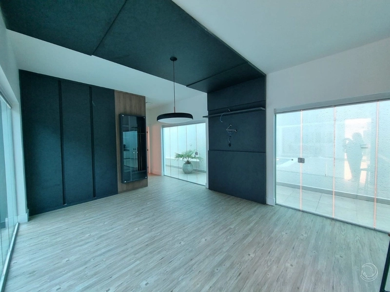 Casa residencial em Sambaqui com 5 dormitórios, sendo 3 suítes e 4 vg: 7ª foto da galeria de imagens do imóvel