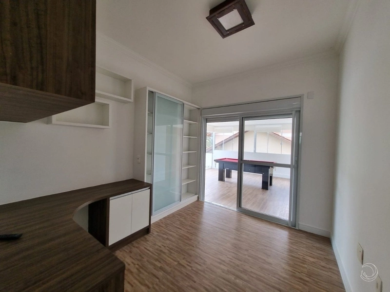 Casa residencial em Sambaqui com 5 dormitórios, sendo 3 suítes e 4 vg: 23ª foto da galeria de imagens do imóvel
