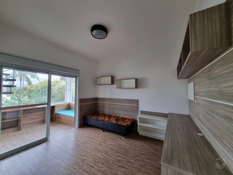Casa residencial em Sambaqui com 5 dormitórios, sendo 3 suítes e 4 vg: 39ª foto da galeria de imagens do imóvel