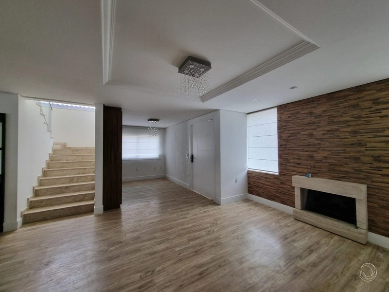 Casa residencial em Sambaqui com 5 dormitórios, sendo 3 suítes e 4 vg: 18ª foto da galeria de imagens do imóvel