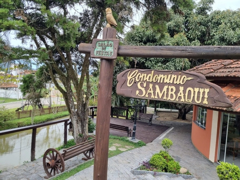 Casa residencial em Sambaqui com 5 dormitórios, sendo 3 suítes e 4 vg: 57ª foto da galeria de imagens do imóvel