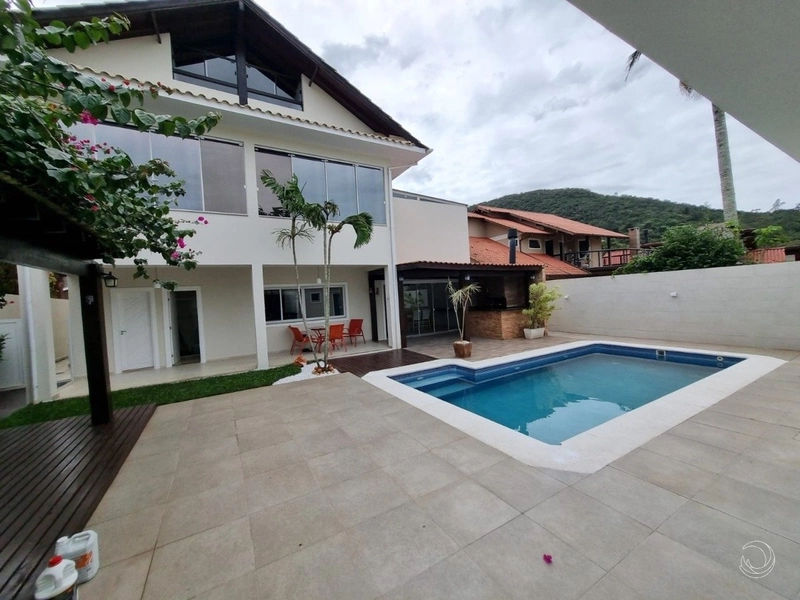 Casa residencial em Sambaqui com 5 dormitórios, sendo 3 suítes e 4 vg: 1ª foto da galeria de imagens do imóvel