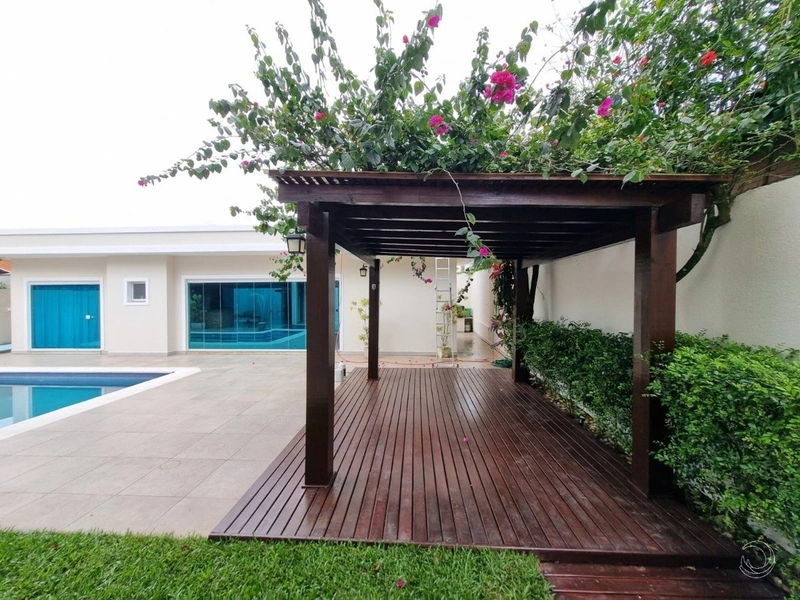 Casa residencial em Sambaqui com 5 dormitórios, sendo 3 suítes e 4 vg: 2ª foto da galeria de imagens do imóvel