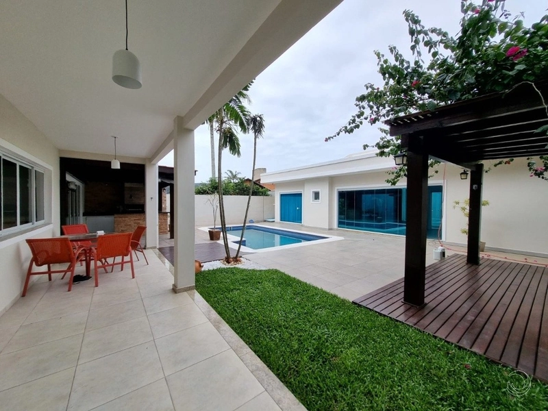 Casa residencial em Sambaqui com 5 dormitórios, sendo 3 suítes e 4 vg: 4ª foto da galeria de imagens do imóvel
