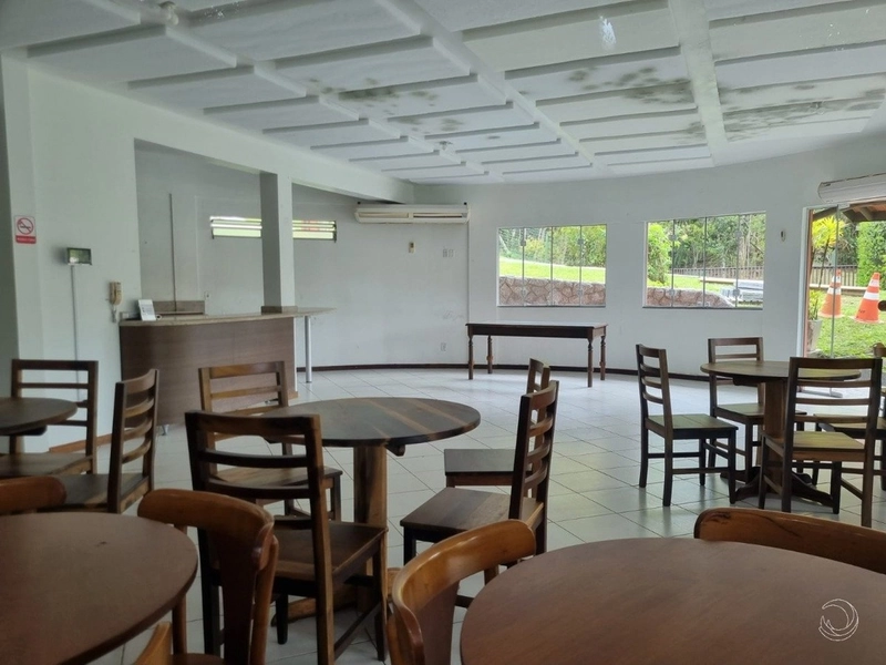 Casa residencial em Sambaqui com 5 dormitórios, sendo 3 suítes e 4 vg: 50ª foto da galeria de imagens do imóvel