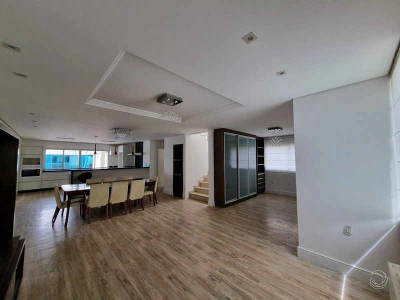 Casa residencial em Sambaqui com 5 dormitórios, sendo 3 suítes e 4 vg: 11ª foto da galeria de imagens do imóvel