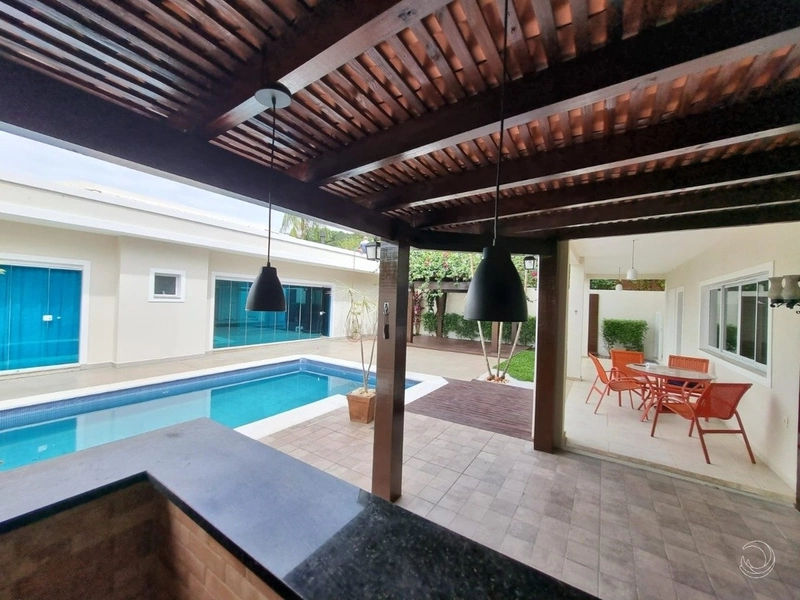 Casa residencial em Sambaqui com 5 dormitórios, sendo 3 suítes e 4 vg: 3ª foto da galeria de imagens do imóvel