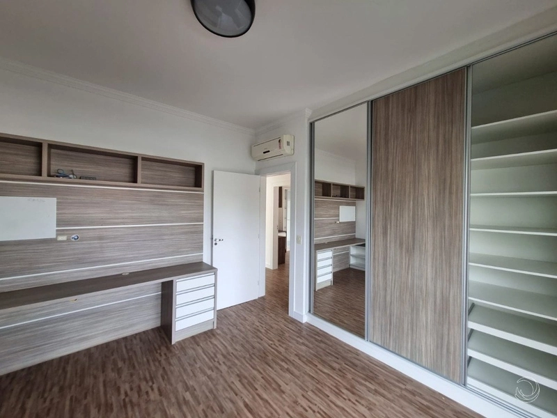 Casa residencial em Sambaqui com 5 dormitórios, sendo 3 suítes e 4 vg: 41ª foto da galeria de imagens do imóvel