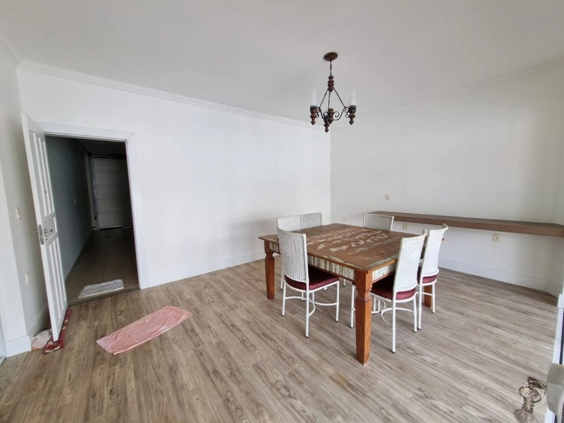 Casa residencial em Sambaqui com 5 dormitórios, sendo 3 suítes e 4 vg: 12ª foto da galeria de imagens do imóvel
