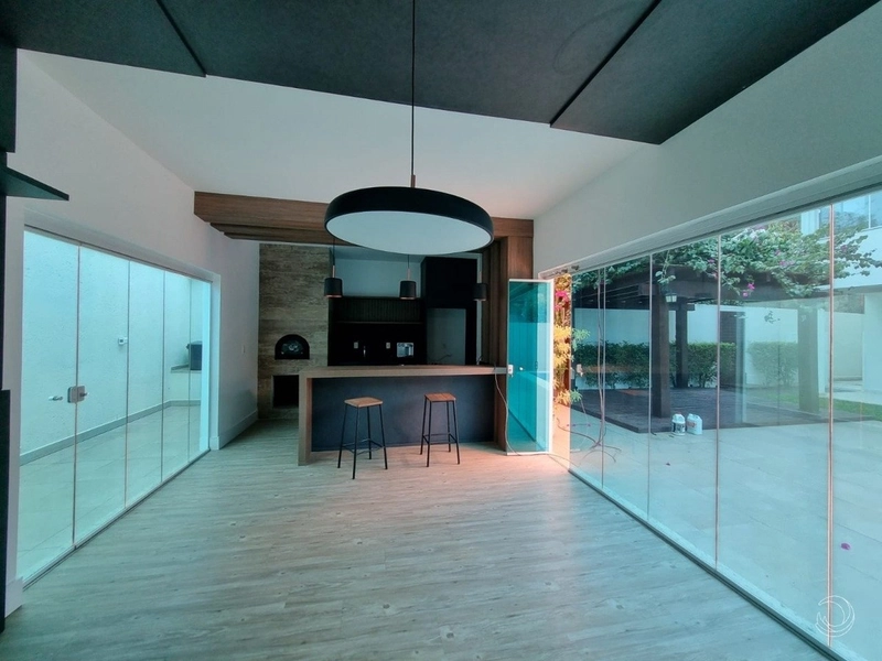 Casa residencial em Sambaqui com 5 dormitórios, sendo 3 suítes e 4 vg: 8ª foto da galeria de imagens do imóvel