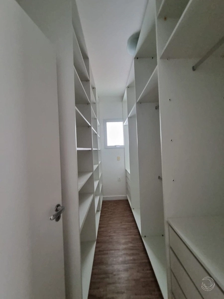 Casa residencial em Sambaqui com 5 dormitórios, sendo 3 suítes e 4 vg: 44ª foto da galeria de imagens do imóvel