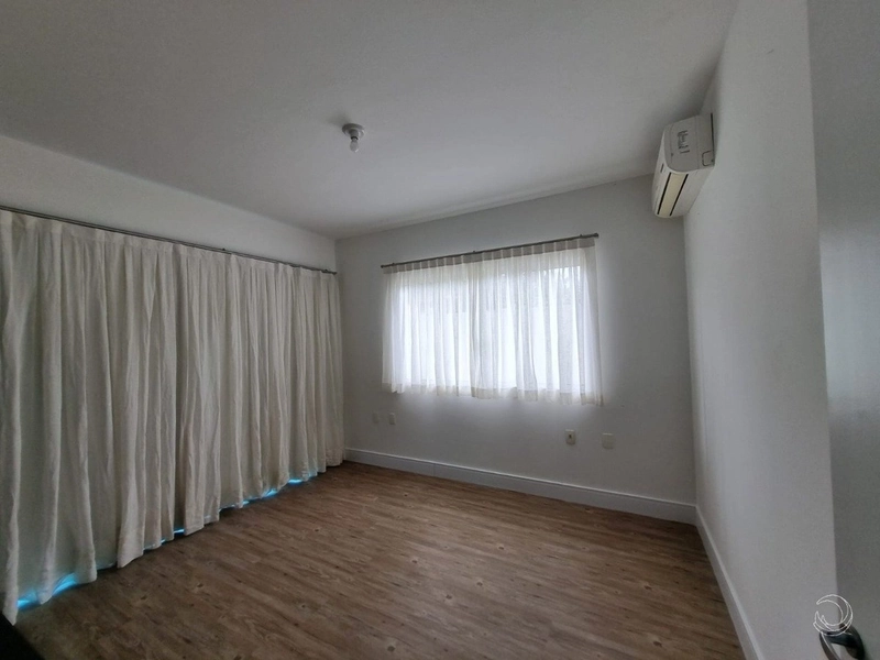 Casa residencial em Sambaqui com 5 dormitórios, sendo 3 suítes e 4 vg: 16ª foto da galeria de imagens do imóvel
