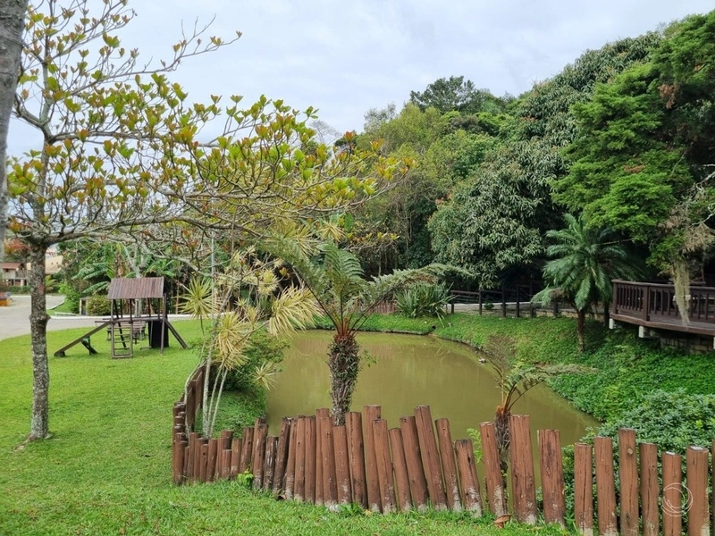 Casa residencial em Sambaqui com 5 dormitórios, sendo 3 suítes e 4 vg: 56ª foto da galeria de imagens do imóvel