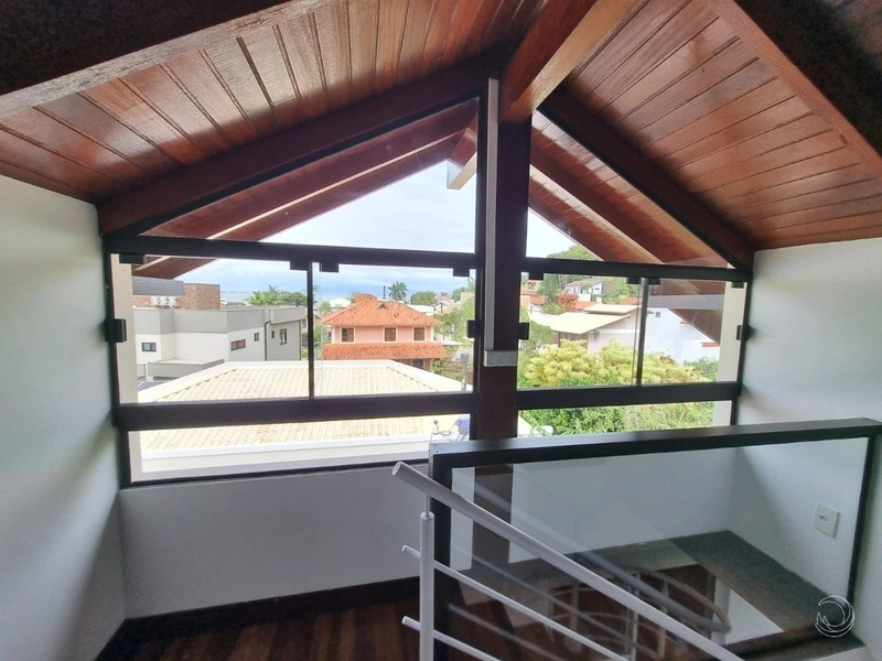 Casa residencial em Sambaqui com 5 dormitórios, sendo 3 suítes e 4 vg: 37ª foto da galeria de imagens do imóvel