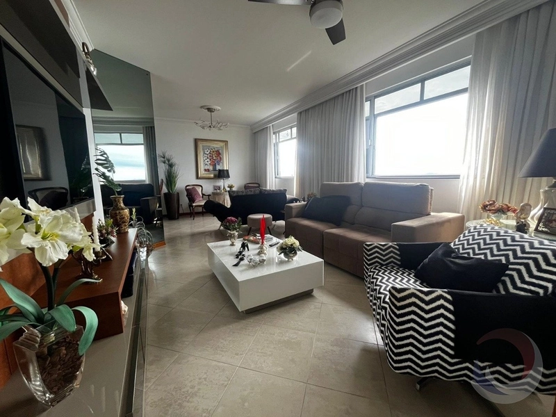 Apartamento na Beira Mar com 4 dormitórios, sendo 1 suítes e 2 vagas: 1ª foto da galeria de imagens do imóvel