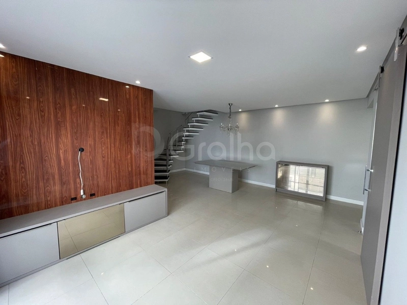 Cobertura em Coqueiros duplex com 3 dormitórios, sendo 1 suíte: 2ª foto da galeria de imagens do imóvel