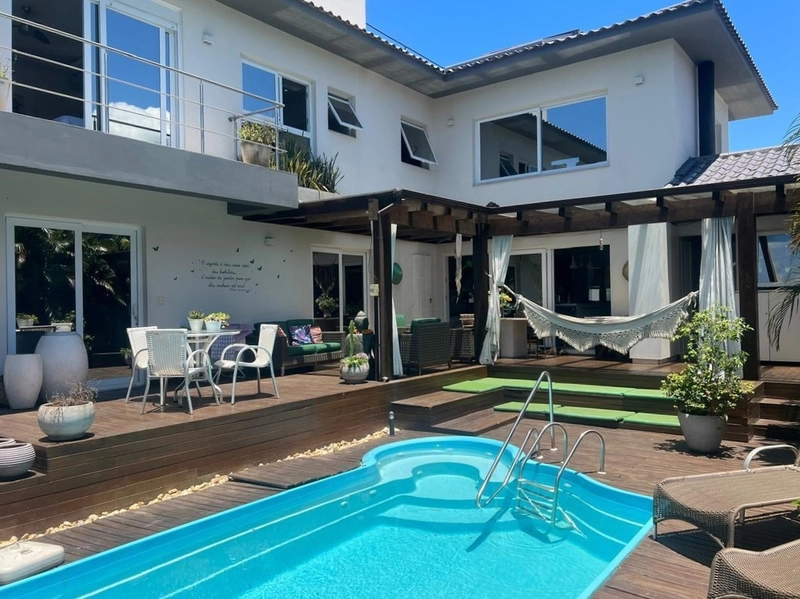 Casa residencial em condomínio fechado com 3 dorm. sendo 1 suíte