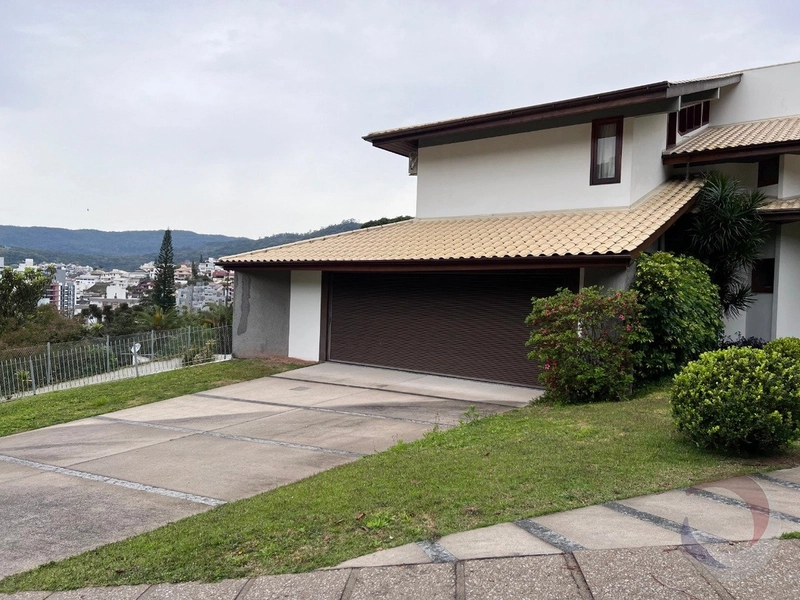 Casa Residencial com 5 dormitórios, sendo 1 suíte: 7ª foto da galeria de imagens do imóvel