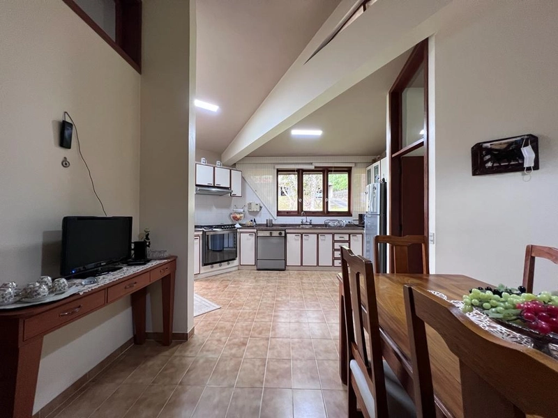 Casa Residencial com 5 dormitórios, sendo 1 suíte: 4ª foto da galeria de imagens do imóvel