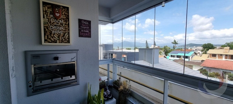 Apartamento em Coqueiros com 4 dormitórios, sendo 1 suíte e 2 vagas: 1ª foto da galeria de imagens do imóvel
