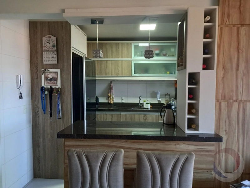 Apartamento em Coqueiros com 4 dormitórios, sendo 1 suíte e 2 vagas: 11ª foto da galeria de imagens do imóvel