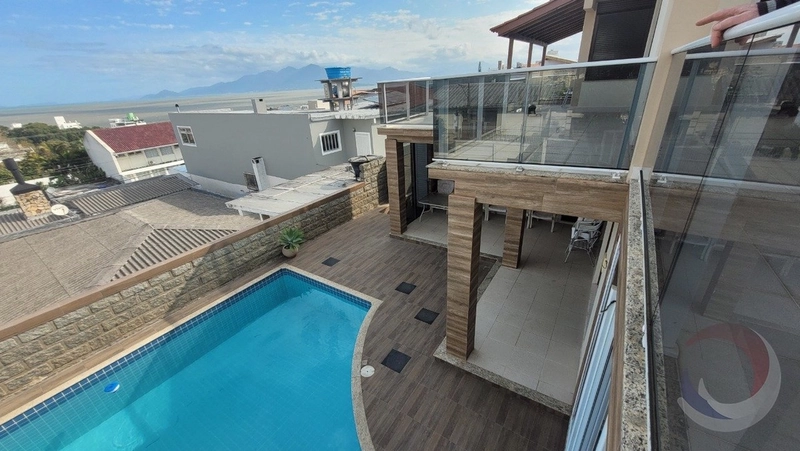 Casa Residencial em Coqueiros com 7 dormitórios 3 suítes 405 m²: 2ª foto da galeria de imagens do imóvel