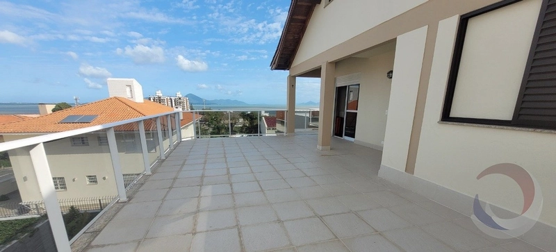Casa Residencial em Coqueiros com 7 dormitórios 3 suítes 405 m²: 11ª foto da galeria de imagens do imóvel