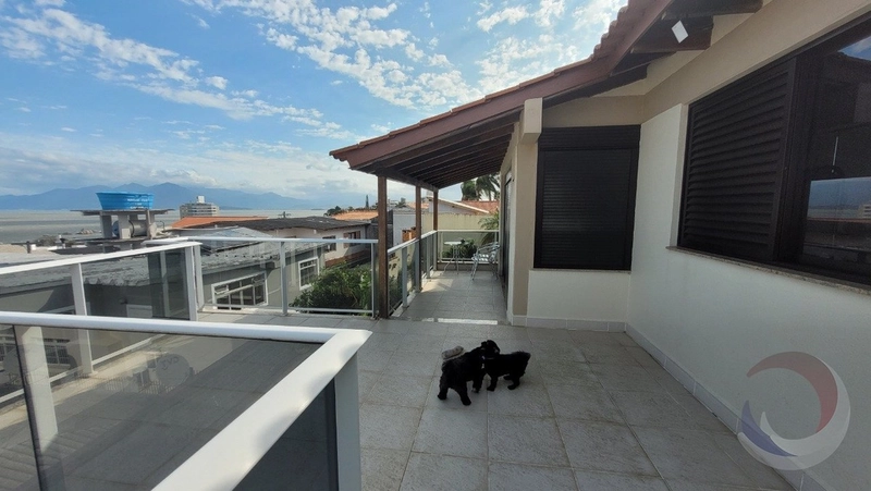 Casa Residencial em Coqueiros com 7 dormitórios 3 suítes 405 m²: 1ª foto da galeria de imagens do imóvel