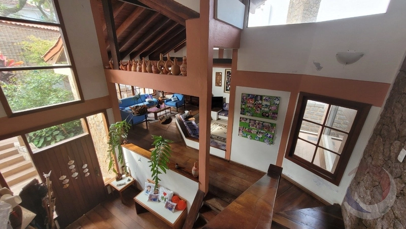 Casa Residencial em Coqueiros com 7 dormitórios 3 suítes 405 m²: 7ª foto da galeria de imagens do imóvel